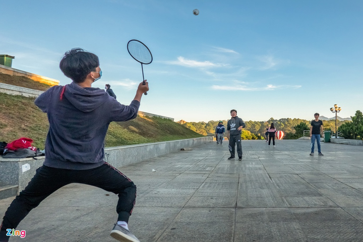 Công viên, quảng trường Đà Lạt đông đúc những ngày cách ly toàn xã hội - 6