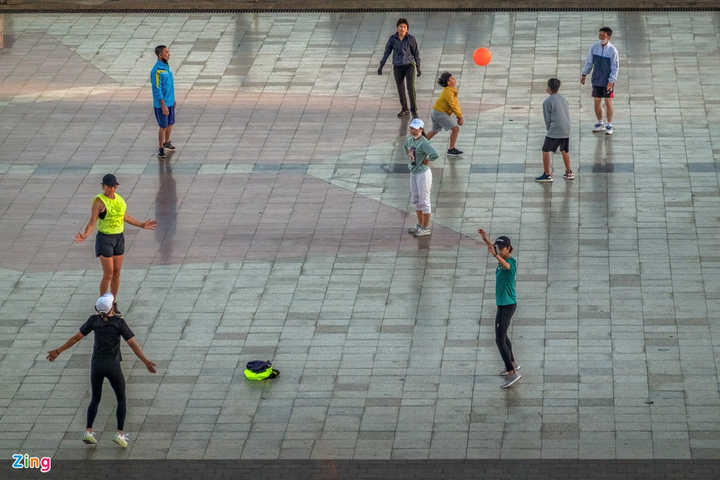 Công viên, quảng trường Đà Lạt đông đúc những ngày cách ly toàn xã hội - 7