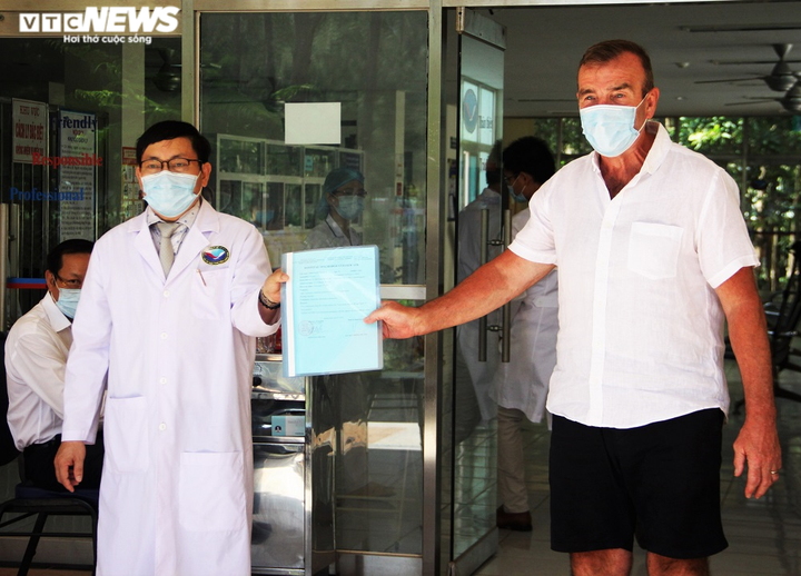 Bệnh nhân người Anh mắc Covid-19 ra viện, cảm ơn bác sĩ bằng tiếng Việt - 1