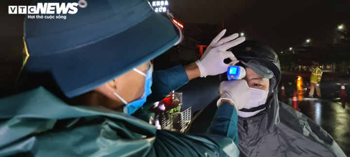 Ảnh: CSGT Bắc Ninh dầm mưa suốt đêm kiểm soát dịch Covid -19 - 7