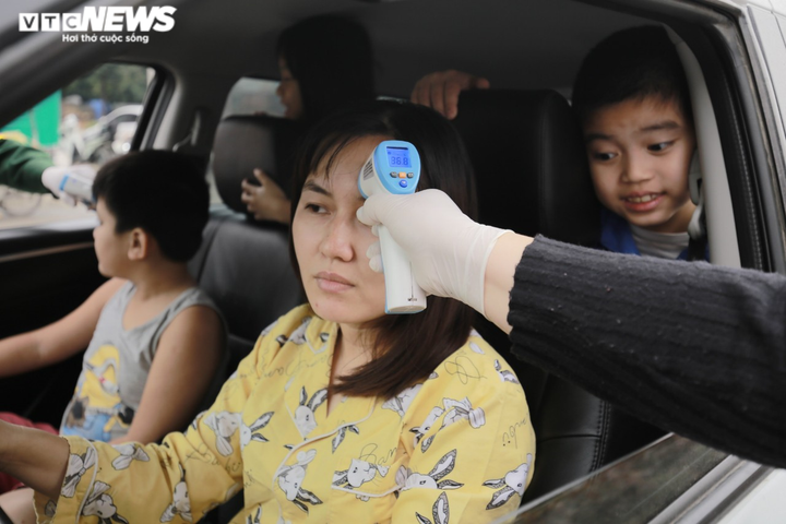 Ảnh: CSGT Bắc Ninh dầm mưa suốt đêm kiểm soát dịch Covid -19 - 13