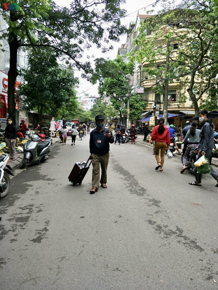 Ảnh: Nhắc nhở, xử phạt hàng loạt người vi phạm quy định chống Covid-19 ở Hà Nội - 10