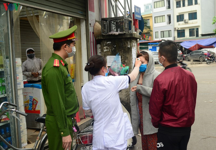 Ảnh: Nhắc nhở, xử phạt hàng loạt người vi phạm quy định chống Covid-19 ở Hà Nội - 12