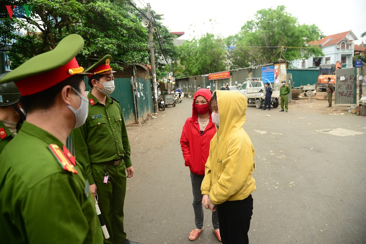 Ảnh: Nhắc nhở, xử phạt hàng loạt người vi phạm quy định chống Covid-19 ở Hà Nội - 13
