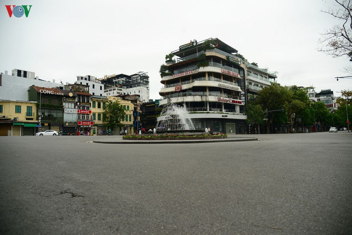 Ảnh: Nhắc nhở, xử phạt hàng loạt người vi phạm quy định chống Covid-19 ở Hà Nội - 14