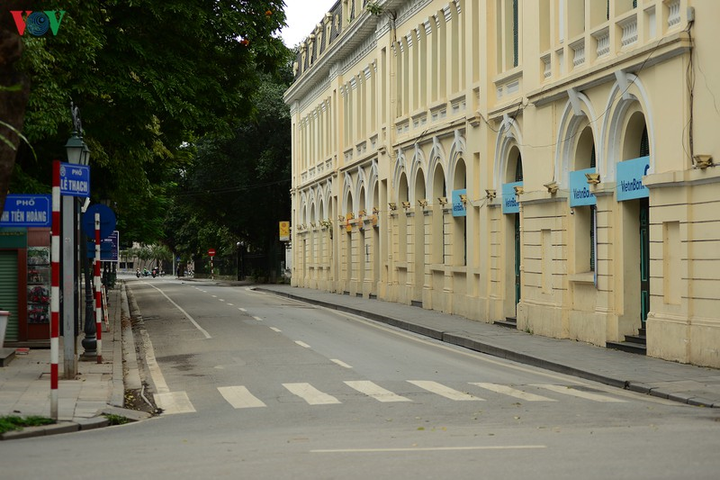 Ảnh: Nhắc nhở, xử phạt hàng loạt người vi phạm quy định chống Covid-19 ở Hà Nội - 15