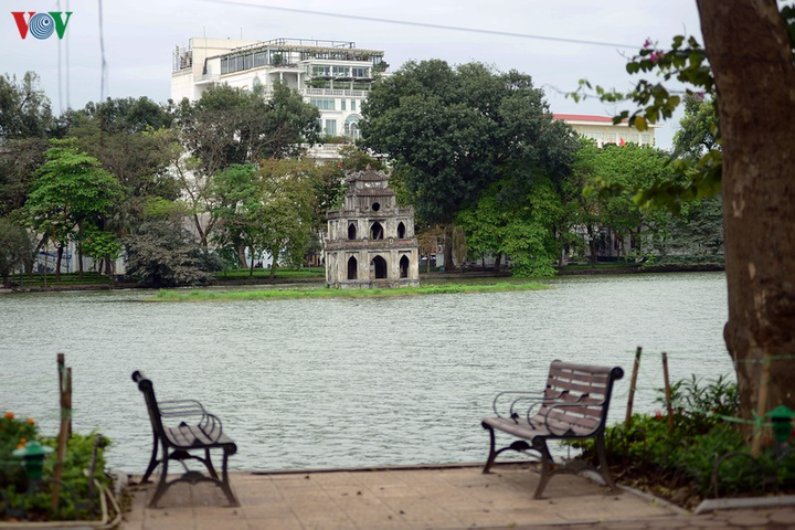 Ảnh: Nhắc nhở, xử phạt hàng loạt người vi phạm quy định chống Covid-19 ở Hà Nội - 16