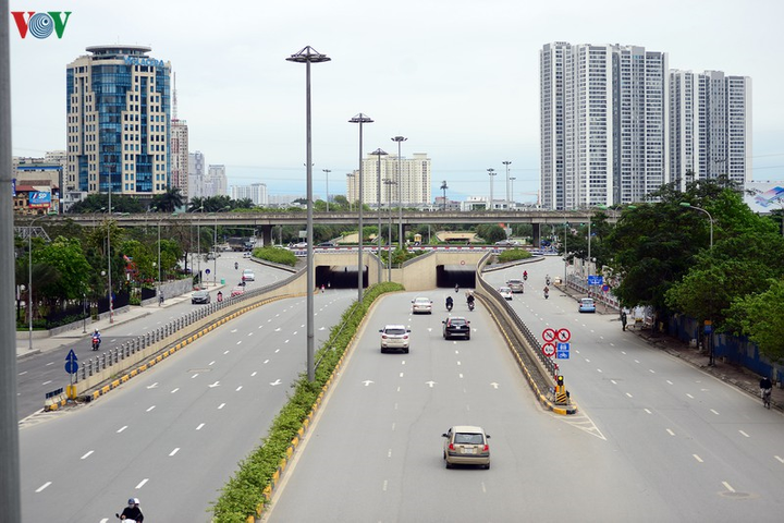 Ảnh: Nhắc nhở, xử phạt hàng loạt người vi phạm quy định chống Covid-19 ở Hà Nội - 17