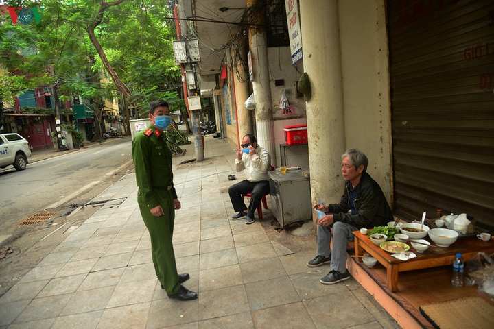 Ảnh: Nhắc nhở, xử phạt hàng loạt người vi phạm quy định chống Covid-19 ở Hà Nội - 3