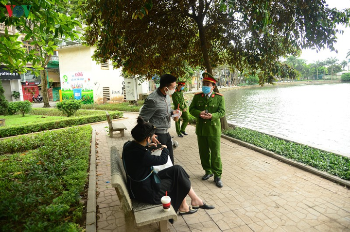 Ảnh: Nhắc nhở, xử phạt hàng loạt người vi phạm quy định chống Covid-19 ở Hà Nội - 4