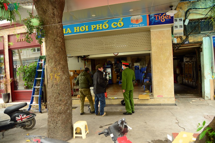 Ảnh: Nhắc nhở, xử phạt hàng loạt người vi phạm quy định chống Covid-19 ở Hà Nội - 5