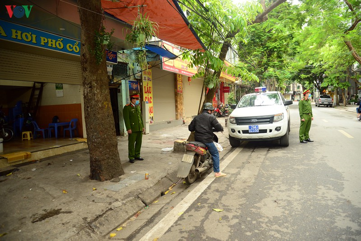 Ảnh: Nhắc nhở, xử phạt hàng loạt người vi phạm quy định chống Covid-19 ở Hà Nội - 6