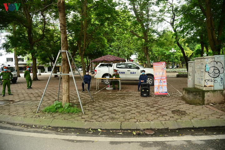 Ảnh: Nhắc nhở, xử phạt hàng loạt người vi phạm quy định chống Covid-19 ở Hà Nội - 7