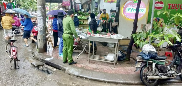 Ảnh: Nhắc nhở, xử phạt hàng loạt người vi phạm quy định chống Covid-19 ở Hà Nội - 8