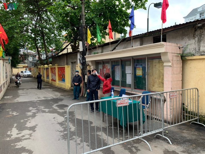 Ảnh: Nhắc nhở, xử phạt hàng loạt người vi phạm quy định chống Covid-19 ở Hà Nội - 9