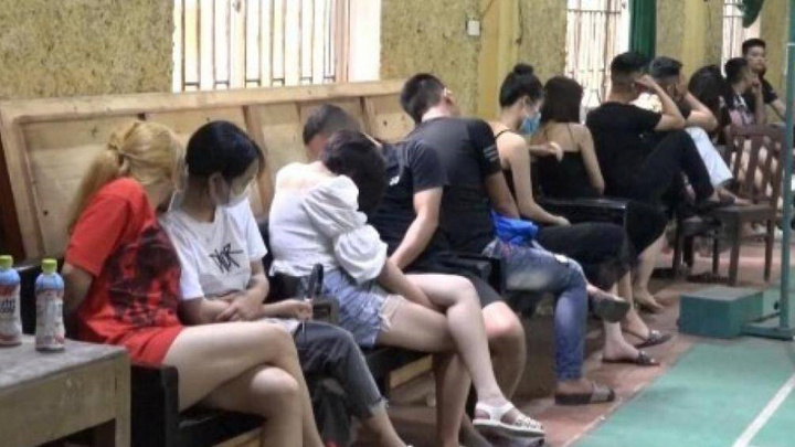 Tước giấy phép quán karaoke để 53 thanh niên mở 'tiệc ma túy' giữa mùa dịch - 1