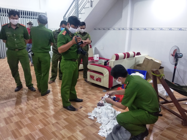Truy tìm kẻ liên quan vụ tái chế 100 nghìn khẩu trang y tế bẩn ở Long An - 1