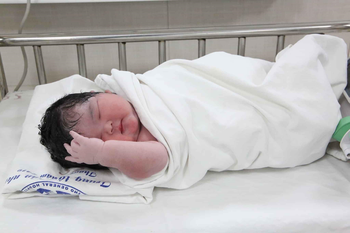 Bé gái chào đời nặng 6 kg - 2