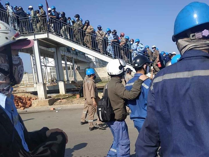 Covid-19: Hàng nghìn công nhân Hòa Phát – Dung Quất chen chúc nhau qua cổng - 2