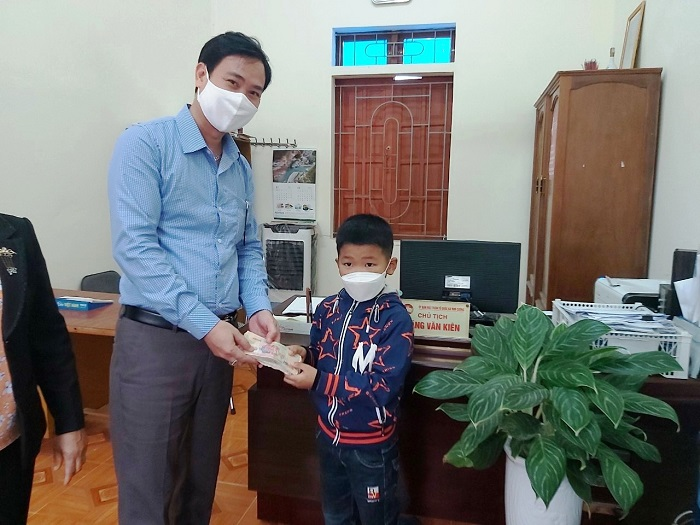 Học sinh lớp 2 'đập lợn' lấy tiền ủng hộ phòng chống COVID-19 - 3