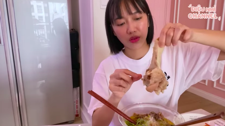 Cách ly xã hội như Diệu Nhi: Hết tổ chức liveshow lại bày đủ trò giải trí - 1