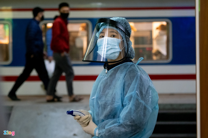 Hành khách mặc áo mưa trên chuyến tàu duy nhất còn hoạt động trong mùa dịch - 10