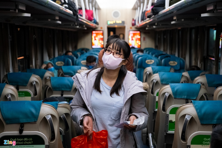 Hành khách mặc áo mưa trên chuyến tàu duy nhất còn hoạt động trong mùa dịch - 8