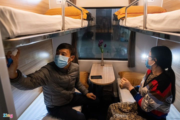 Hành khách mặc áo mưa trên chuyến tàu duy nhất còn hoạt động trong mùa dịch - 7