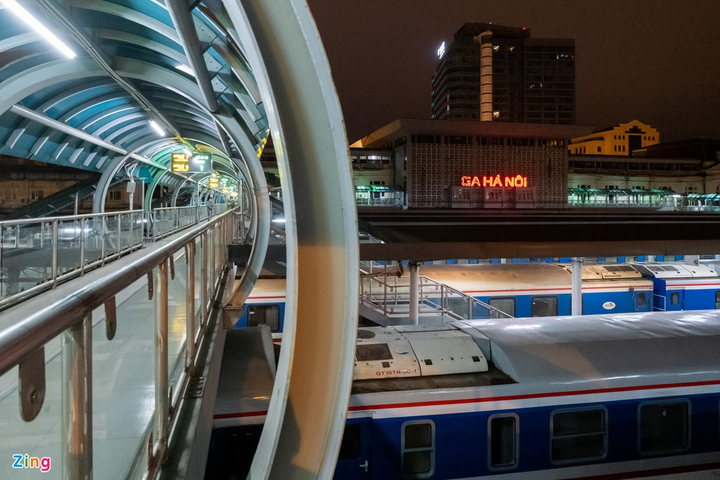 Hành khách mặc áo mưa trên chuyến tàu duy nhất còn hoạt động trong mùa dịch - 1