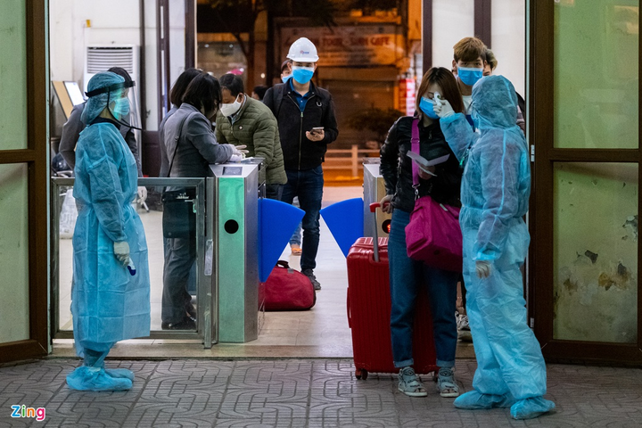 Hành khách mặc áo mưa trên chuyến tàu duy nhất còn hoạt động trong mùa dịch - 2