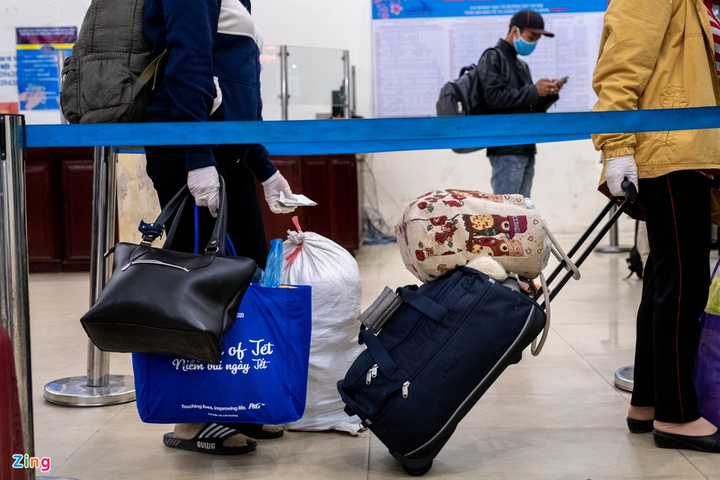 Hành khách mặc áo mưa trên chuyến tàu duy nhất còn hoạt động trong mùa dịch - 3