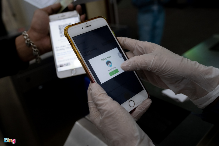 Hành khách mặc áo mưa trên chuyến tàu duy nhất còn hoạt động trong mùa dịch - 4