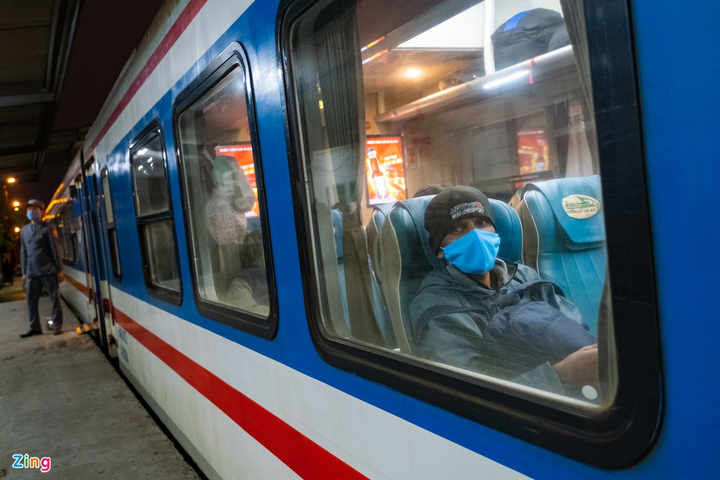 Hành khách mặc áo mưa trên chuyến tàu duy nhất còn hoạt động trong mùa dịch - 9