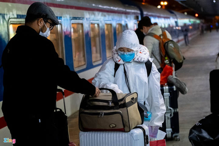 Hành khách mặc áo mưa trên chuyến tàu duy nhất còn hoạt động trong mùa dịch - 6