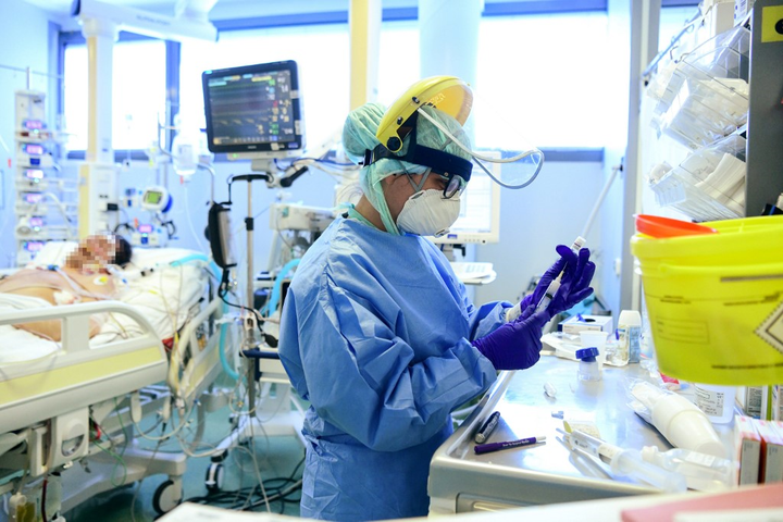 Covid-19: Số ca chết ở Italy thấp nhất 2 tuần qua - 1