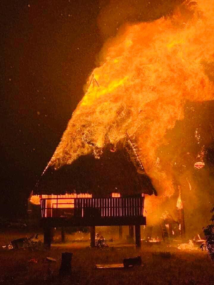 Nhà rông nổi tiếng ở Kon Tum cháy ngùn ngụt trong đêm, khói cao hàng chục mét - 1