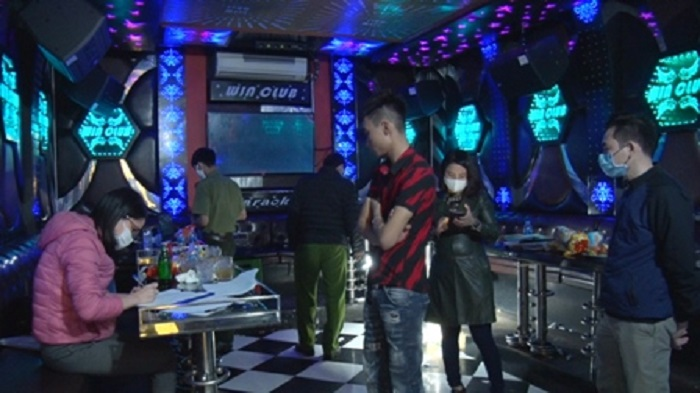 Cơ sở kinh doanh karaoke đón khách bất chấp yêu cầu cách ly xã hội - 1