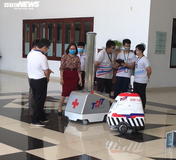 Đại học Tôn Đức Thắng chế tạo thành công 2 robot khử khuẩn chống dịch Covid-19 - 2