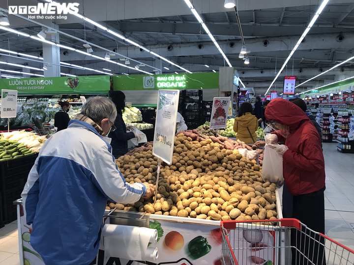 Mặc áo mưa, chen nhau mua bánh mì khi đi siêu thị giữa đại dịch Covid-19 - 6