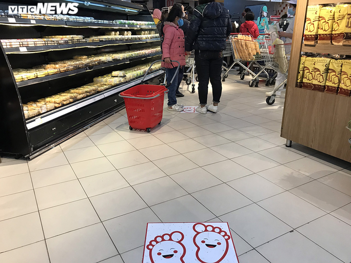 Mặc áo mưa, chen nhau mua bánh mì khi đi siêu thị giữa đại dịch Covid-19 - 4