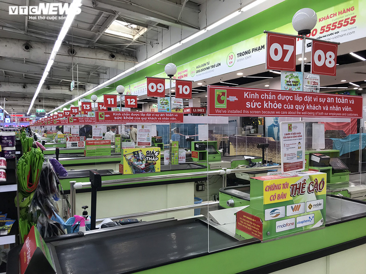 Mặc áo mưa, chen nhau mua bánh mì khi đi siêu thị giữa đại dịch Covid-19 - 7