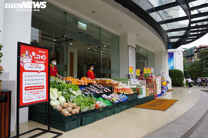 Mặc áo mưa, chen nhau mua bánh mì khi đi siêu thị giữa đại dịch Covid-19 - 9