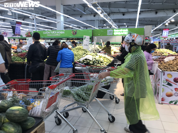 Mặc áo mưa, chen nhau mua bánh mì khi đi siêu thị giữa đại dịch Covid-19 - 5