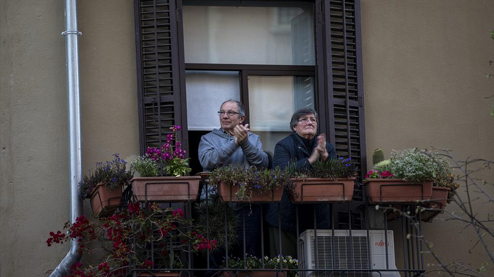 Covid-19: Số ca chết ở Italy thấp nhất 2 tuần qua - 2