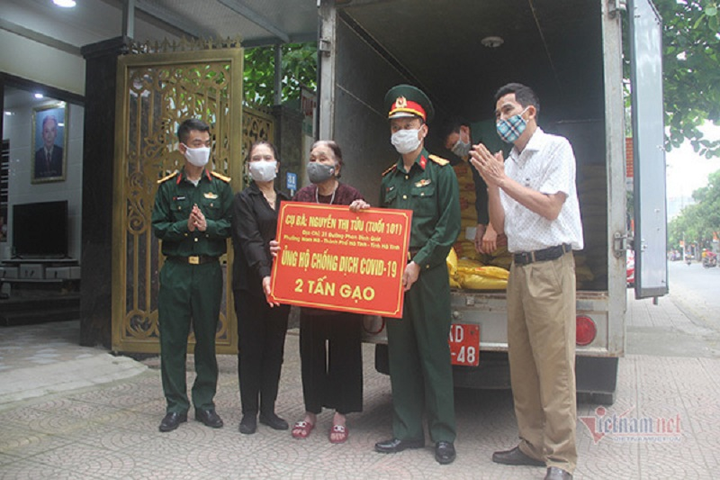 Chống dịch Covid-19: Xúc động với món quà đặc biệt của các cụ bà cao tuổi - 2