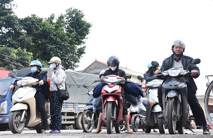 Trăm người chen chân tại phà Tuần Mây giữa mùa dịch: Hải Dương chỉ đạo khẩn - 2