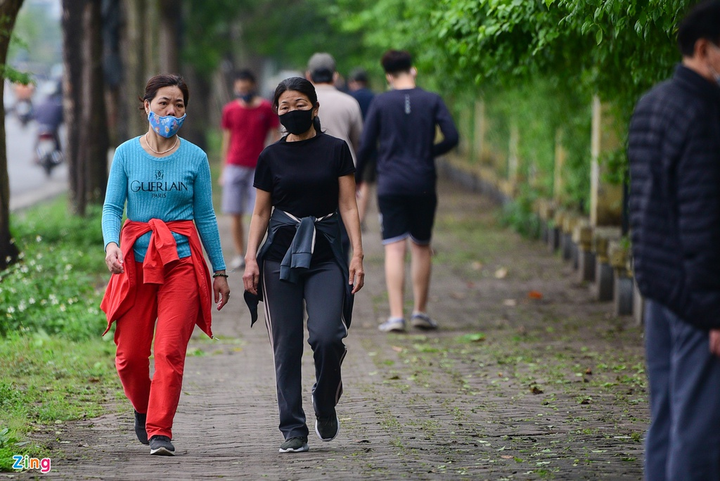 Người Thủ đô trèo rào, chui vào công viên để tập thể dục bất chấp lệnh cấm - 1