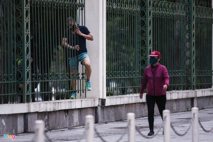 Người Thủ đô trèo rào, chui vào công viên để tập thể dục bất chấp lệnh cấm - 2