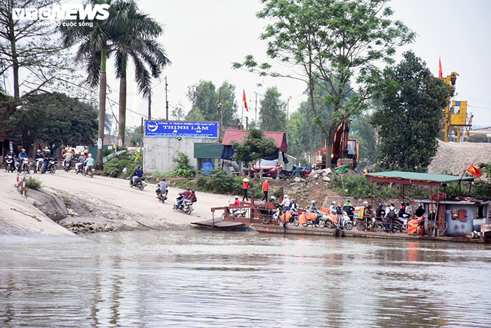 Trăm người chen chân tại phà Tuần Mây giữa mùa dịch: Hải Dương chỉ đạo khẩn - 1