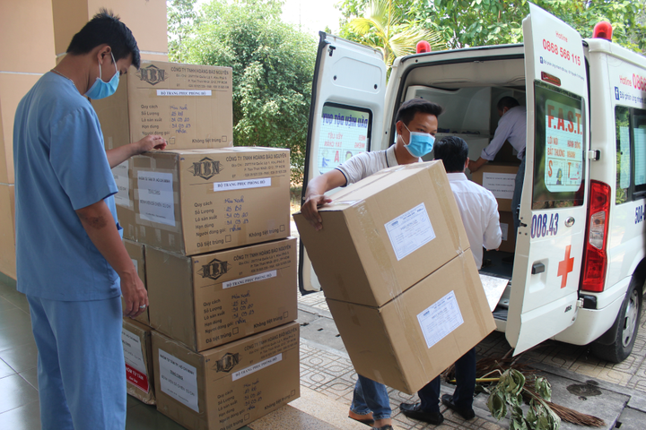 Các nhóm thiện nguyện góp sức cùng nhân viên y tế tuyến đầu chống dịch Covid-19 - 2